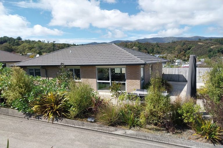Photo of property in 92 Sunstone Crescent, Timberlea, Upper Hutt, 5018