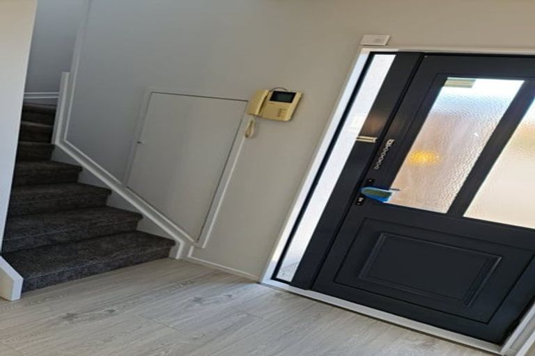 Photo of property in 1/35 Highgrove Lane, Totara Vale, Auckland, 0632