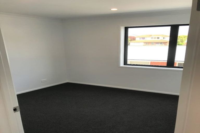 Photo of property in 12c Dawn Place, Te Atatu South, Auckland, 0610