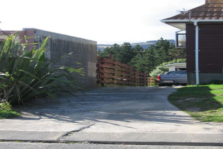 Photo of property in 8a Kingsbridge Place, Newlands, Wellington, 6037