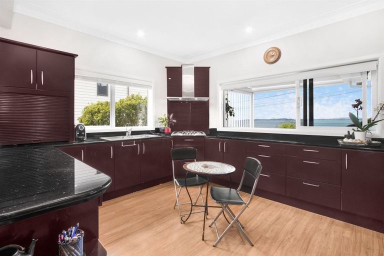 Photo of property in 172 Mellons Bay Road, Mellons Bay, Auckland, 2014