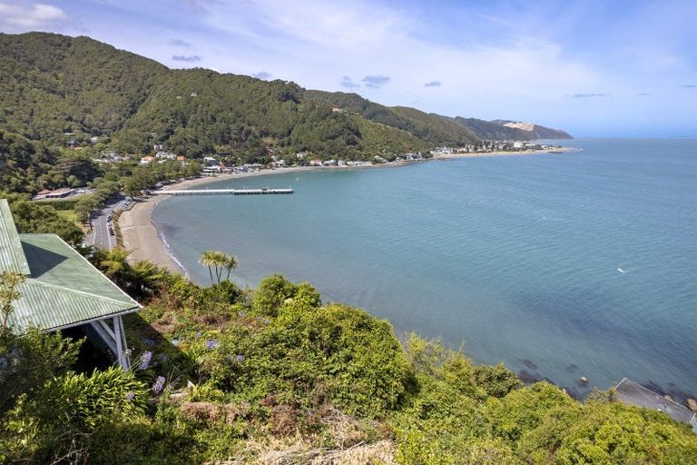 Photo of property in 35 Ferry Road, Days Bay, Lower Hutt, 5013