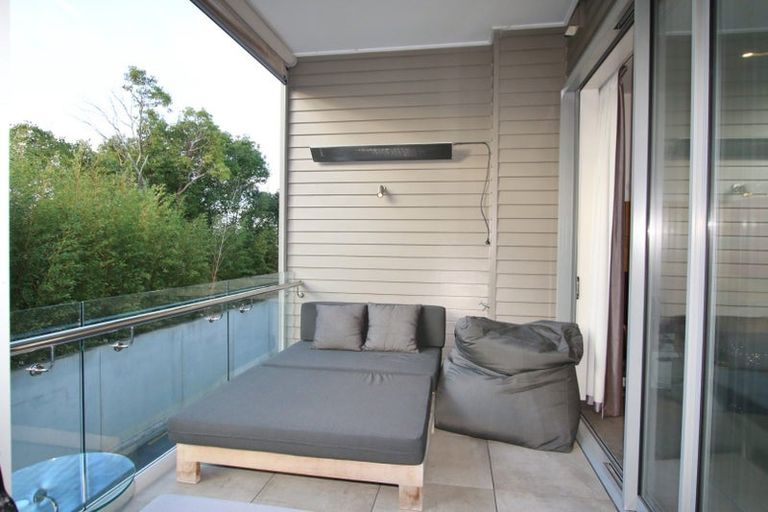Photo of property in 6/585g Beach Road, Rothesay Bay, Auckland, 0630