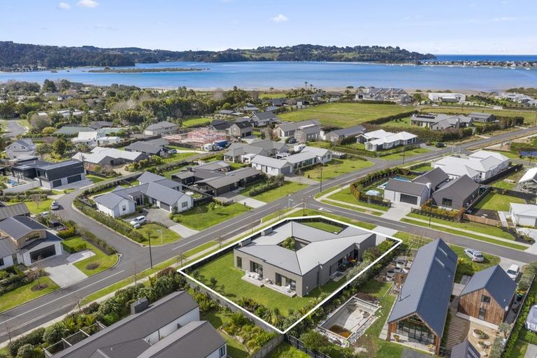 Photo of property in 2 Shearwater Lane, Point Wells, 0986