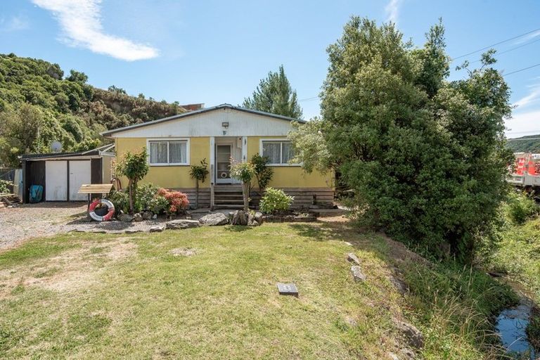 Photo of property in 85 Broadway, Picton, 7220