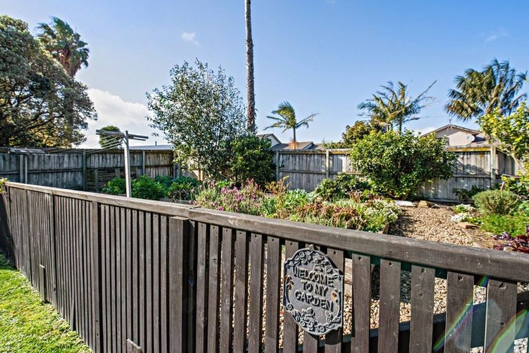 Photo of property in 76 Torkar Road, Clarks Beach, 2122