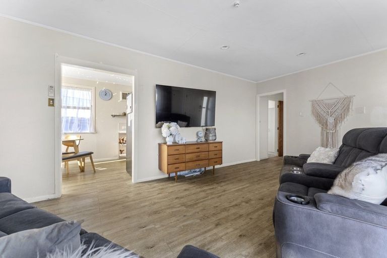 Photo of property in 43 Tararua Terrace, Cloverlea, Palmerston North, 4412