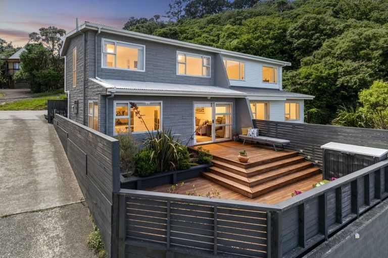 Photo of property in 12 Middlesex Place, Northland, Wellington, 6012