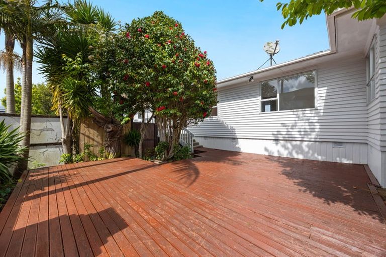 Photo of property in 13 Booralee Avenue, Botany Downs, Auckland, 2010