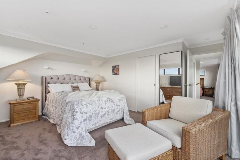 Photo of property in 24 Tiri Road, Milford, Auckland, 0620