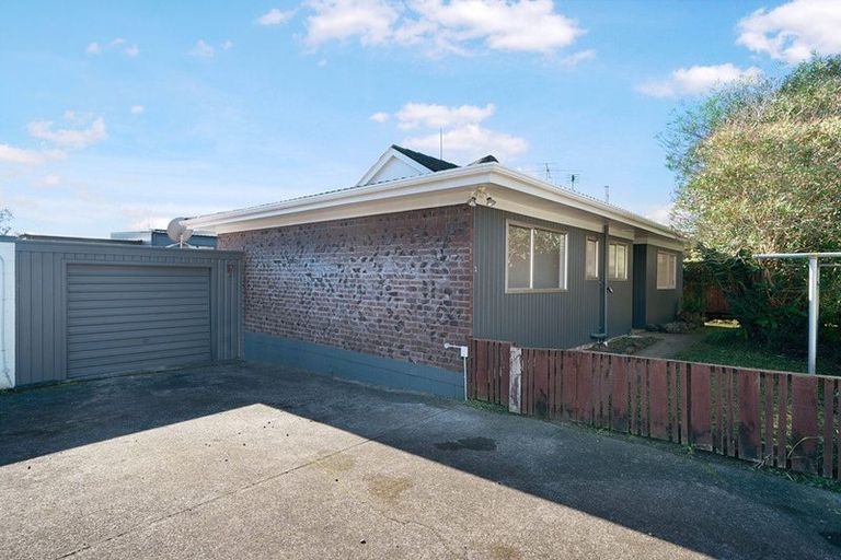 Photo of property in 3/1a Amberley Avenue, Te Atatu South, Auckland, 0610