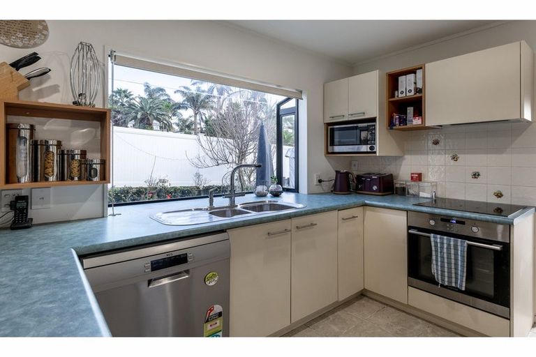 Photo of property in 48 Zefiro Drive, Massey, Auckland, 0614