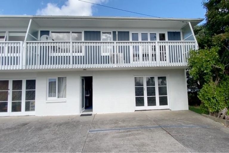 Photo of property in 2/90 Te Atatu Road, Te Atatu South, Auckland, 0610