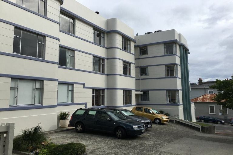 Photo of property in Owd Trafford Flats, 17 Brougham Street, Mount Victoria, Wellington, 6011