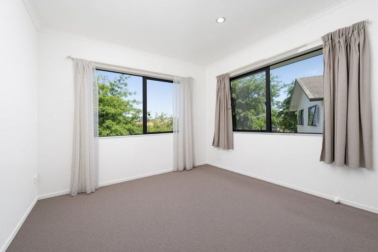 Photo of property in 16 Pyramid Place, Glen Eden, Auckland, 0602
