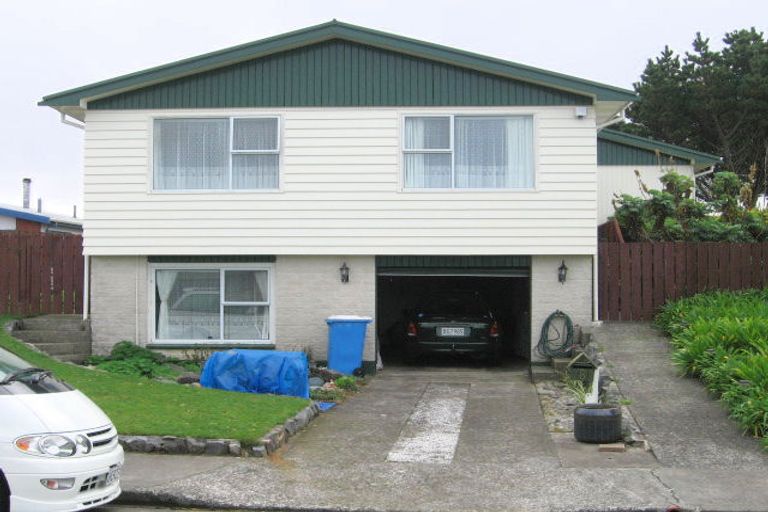 Photo of property in 8 Cheyne Walk, Newlands, Wellington, 6037