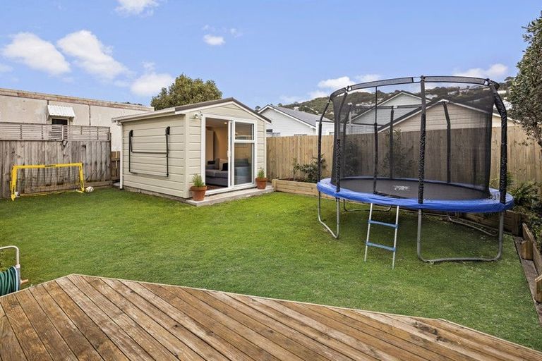 Photo of property in 112 Onepu Road, Lyall Bay, Wellington, 6022