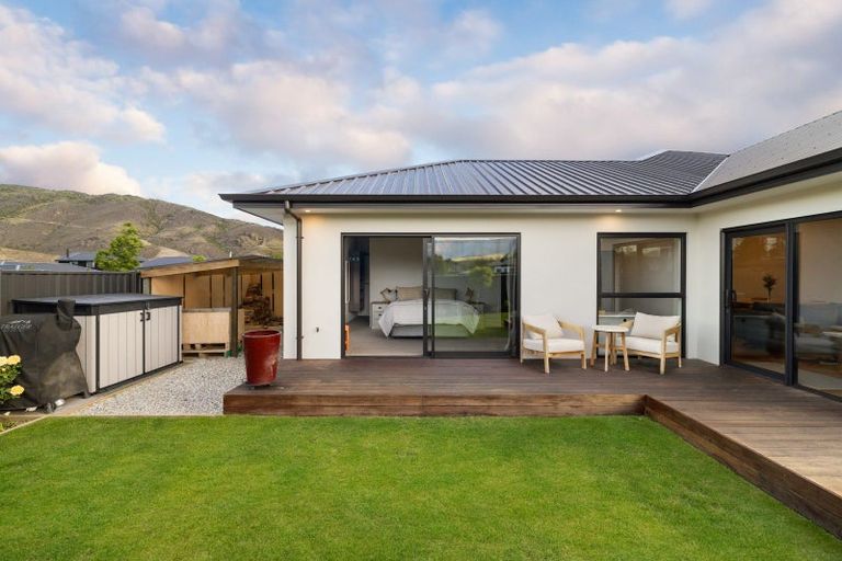 Photo of property in 16 Travertine Street, Cromwell, 9310