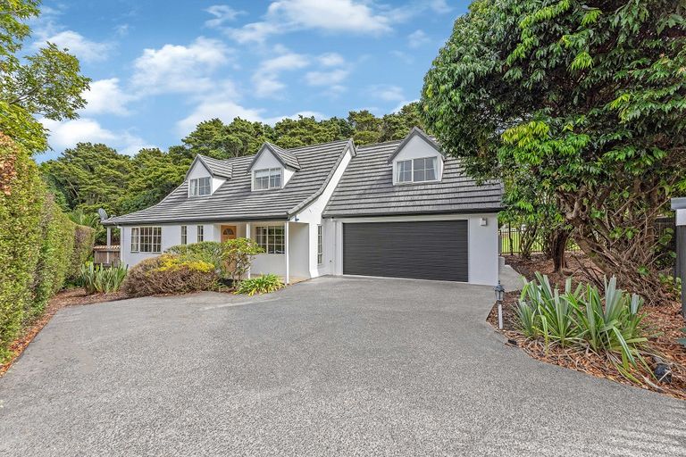 Photo of property in 100 Eugenia Rise, Goodwood Heights, Auckland, 2105