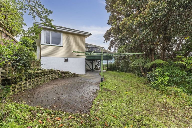 Photo of property in 15 Woodstock Terrace, Tawa, Wellington, 5028