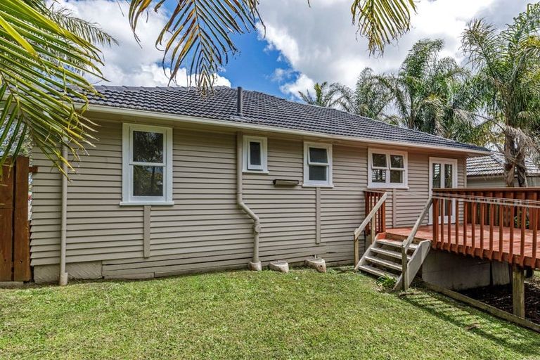 Photo of property in 2/9 Merton Avenue, Glenfield, Auckland, 0627