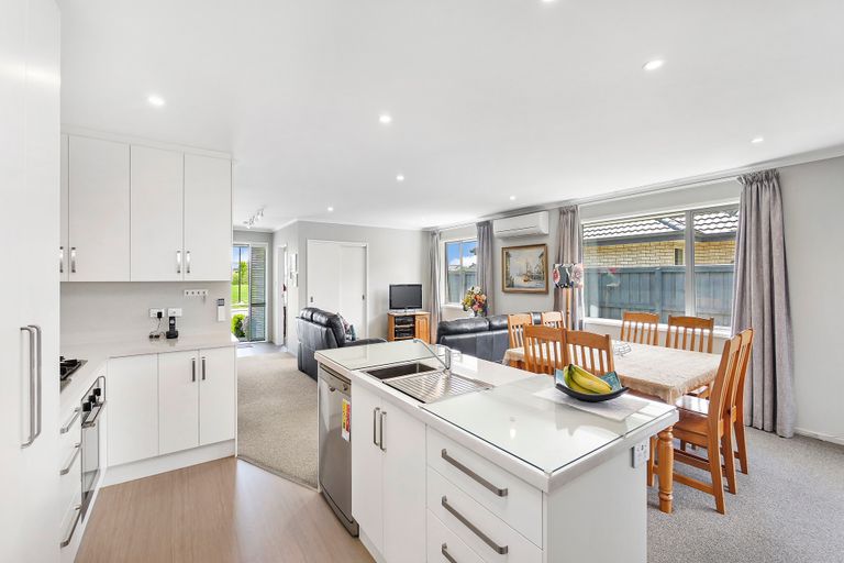 Photo of property in 28 Shillingford Boulevard, Rolleston, 7615