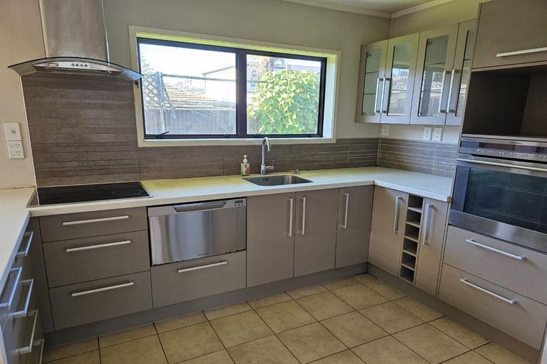 Photo of property in 1 Pinedale Place, Henderson, Auckland, 0610