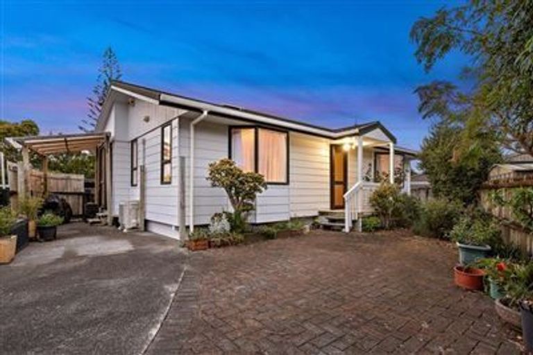 Photo of property in 1/63a Colwill Road, Massey, Auckland, 0614