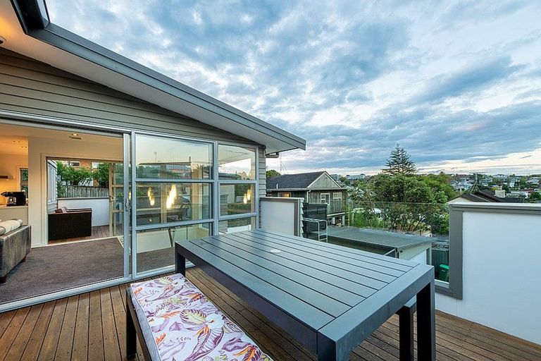 Photo of property in 18 Beulah Avenue, Rothesay Bay, Auckland, 0630