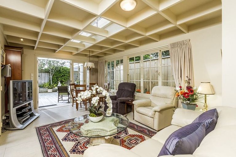 Photo of property in 2/40a Norwood Road, Bayswater, Auckland, 0622