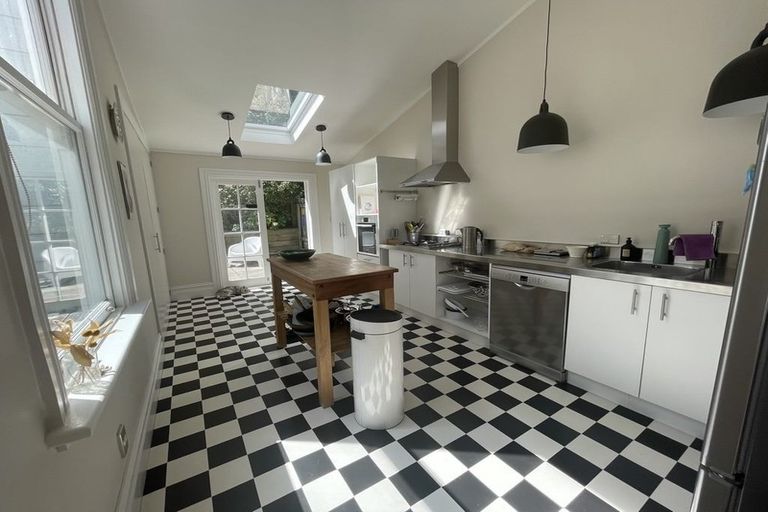 Photo of property in 15 Elizabeth Street, Mount Victoria, Wellington, 6011