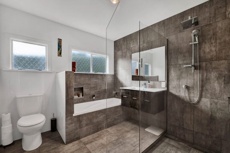 Photo of property in 8 Brassey Street, Waverley, 4510