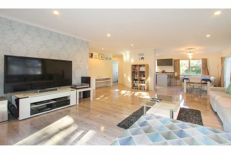Photo of property in 40 Roberts Road, Glenfield, Auckland, 0629