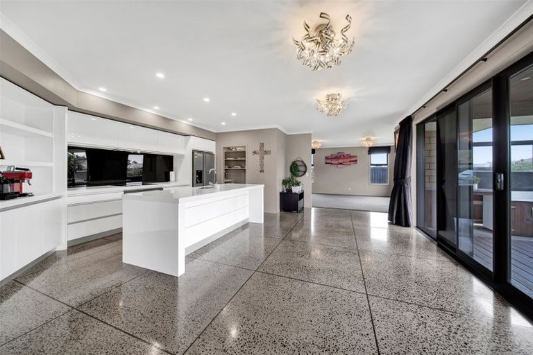 Photo of property in 15 Wentworth Lane, Waiwhakaiho, New Plymouth, 4312