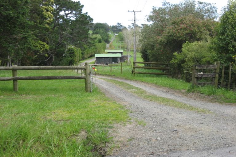 Photo of property in 92 Motu Road, Kumeu, 0891