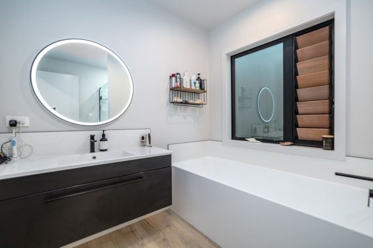 Photo of property in 52 Cross Creek Road, Western Lake, Featherston, 5773