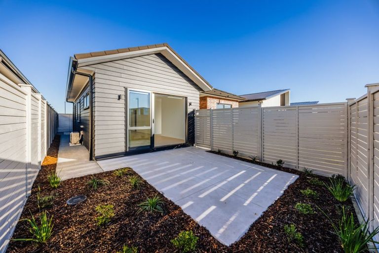 Photo of property in 124 Pepene Avenue, Takanini, Auckland, 2112