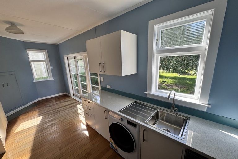 Photo of property in 61 Endeavour Street, Lyall Bay, Wellington, 6022