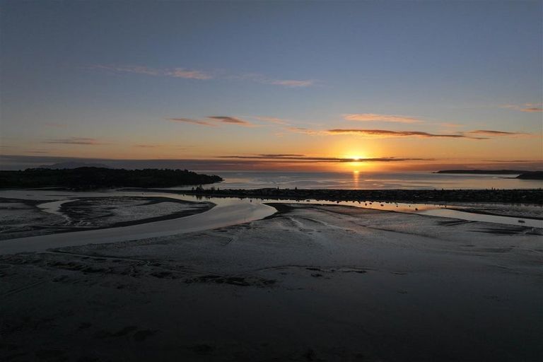 Photo of property in 42 Waimanu Place, Point Wells, 0986