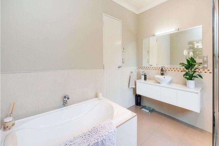 Photo of property in 7 Titirangi Drive, Fitzherbert, Palmerston North, 4471