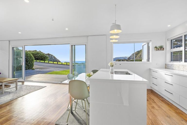 Photo of property in 3 Terrace Road, Titahi Bay, Porirua, 5022