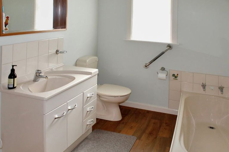 Photo of property in 12 Saint Albans Avenue, Hokowhitu, Palmerston North, 4410