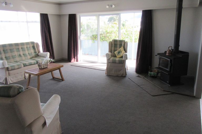 Photo of property in 30 Timaru Road, Waimate, 7924