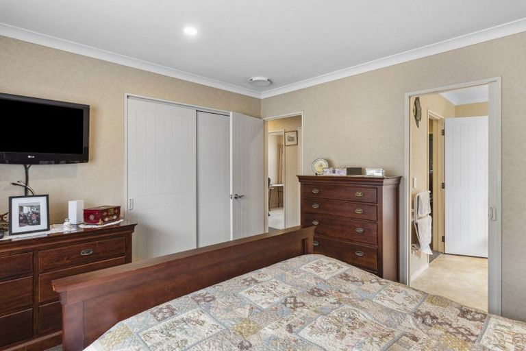 Photo of property in 15 Balmerino Grove, Waikanae, 5036