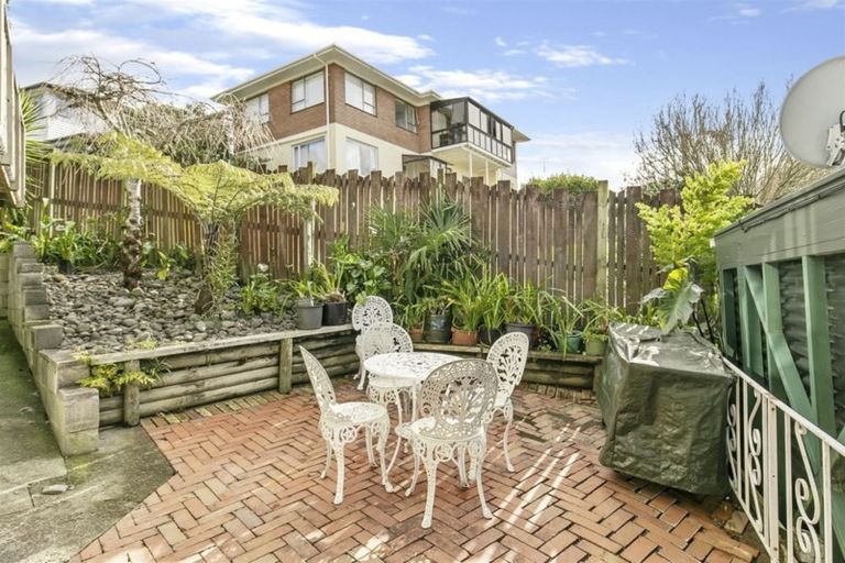 Photo of property in 603 Glenfield Road, Totara Vale, Auckland, 0629