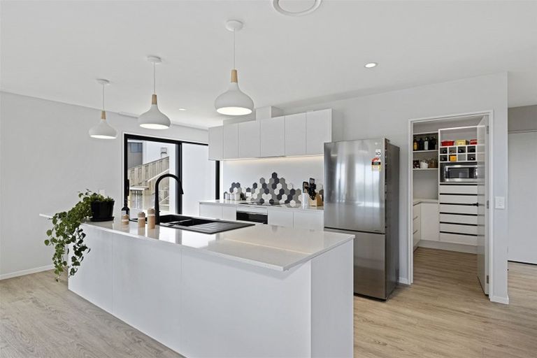 Photo of property in 15 Parkridge Place, Mount Pleasant, Christchurch, 8081