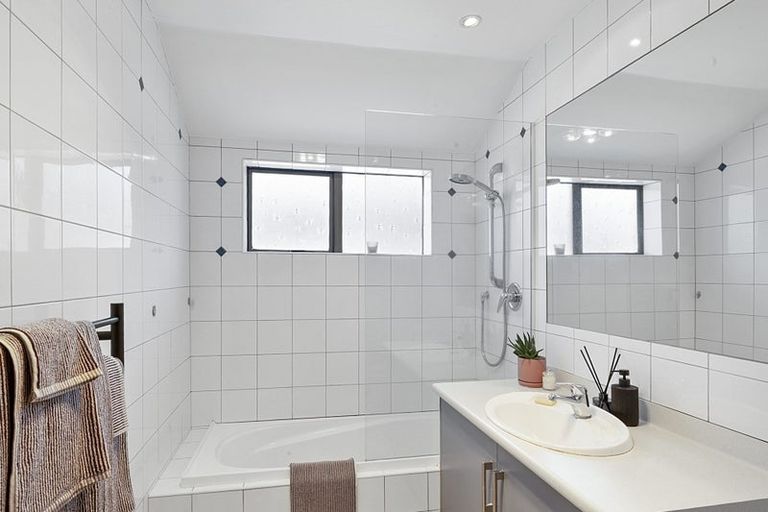 Photo of property in 115 Heta Road, Highlands Park, New Plymouth, 4312