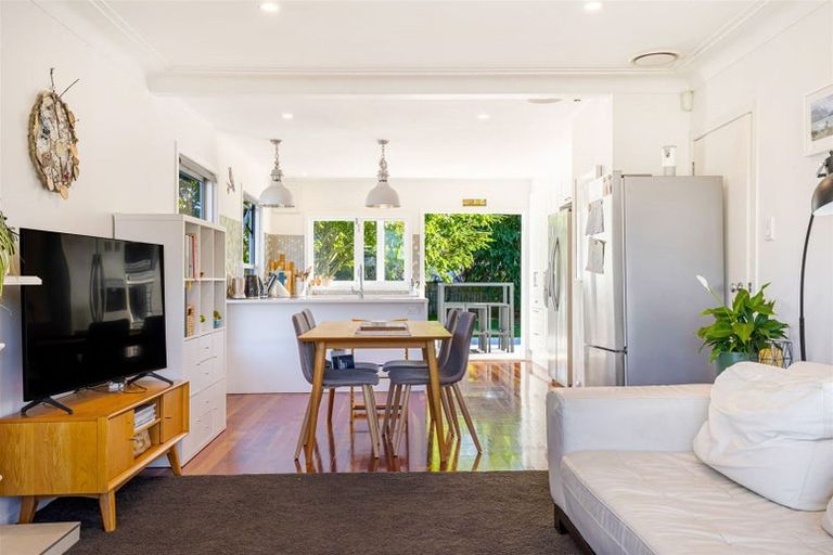 Photo of property in 21 Covil Avenue, Te Atatu South, Auckland, 0610