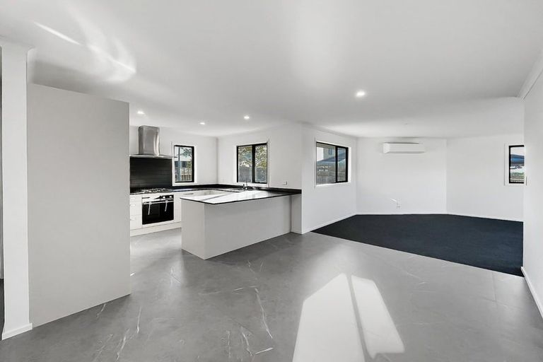 Photo of property in 11 Gibraltar Way, Fitzherbert, Palmerston North, 4410