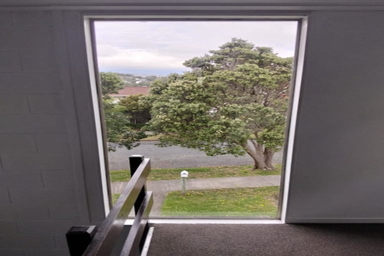 Photo of property in 112 Akaroa Drive, Maupuia, Wellington, 6022